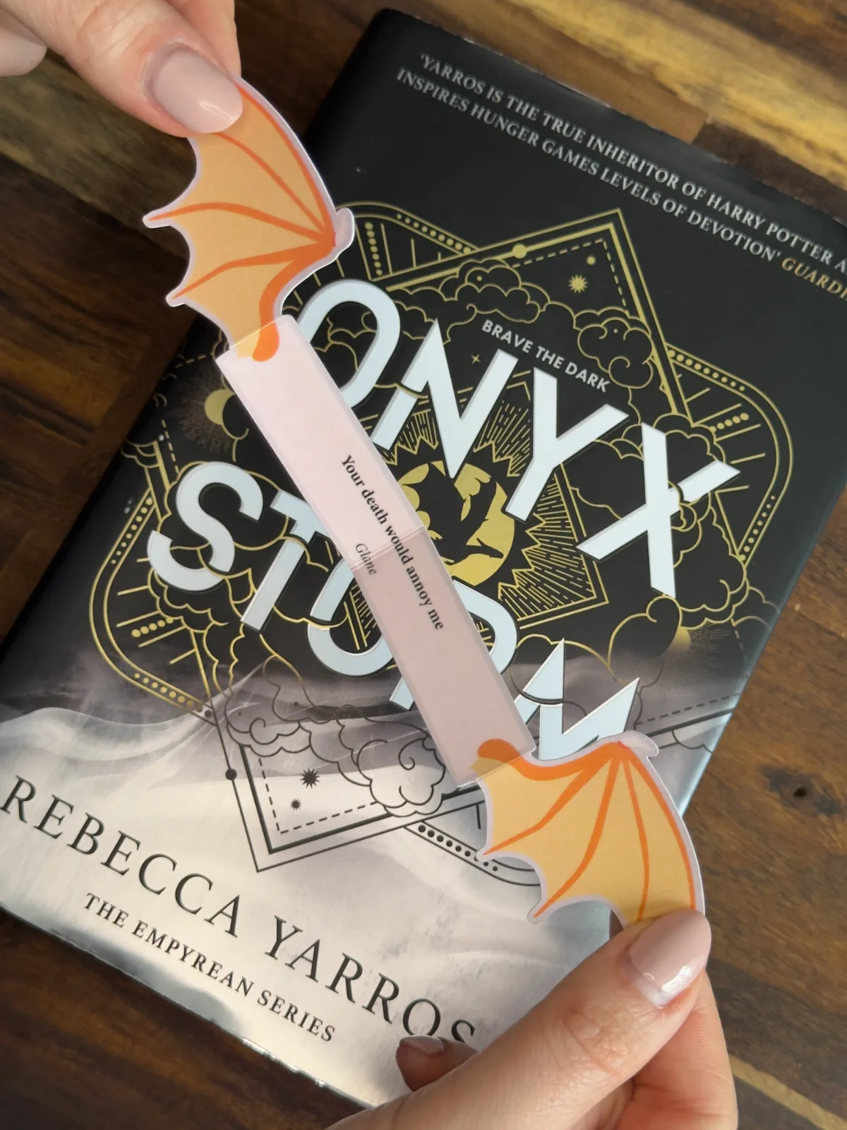 Драконски книгоразделител, вдъхновен от света на „Четвърто Крило“ – перфектният детайл за всяка фентъзи книга.