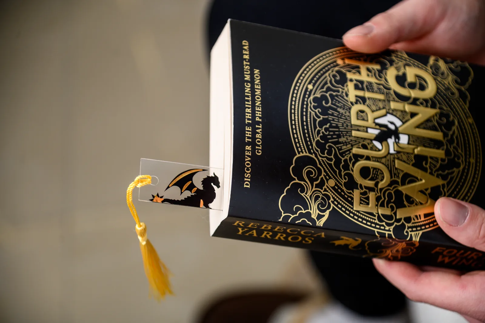 Ръчно изработен книгоразделител в книга при четене